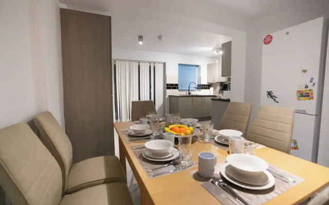 D'luxe 5 Beds Home in Isleworth London