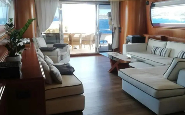 Falcon superyacht 100ft