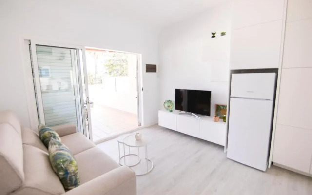 Deluxe Apartment. 50 meters Beach