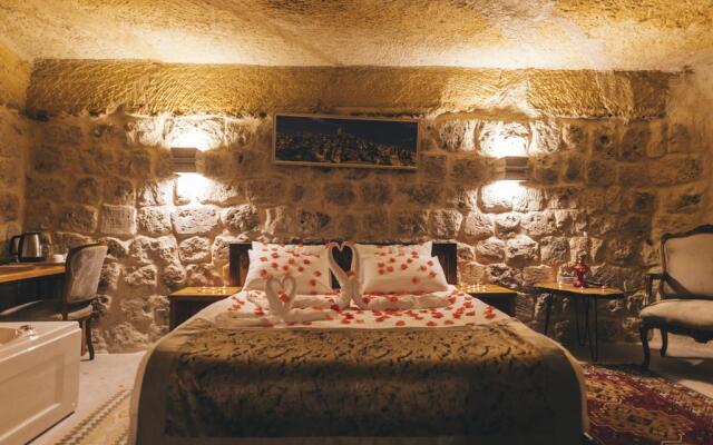 Kapalos Cave Suites