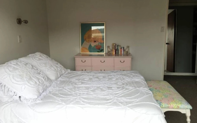 Sunny Holiday Home Near the Beach