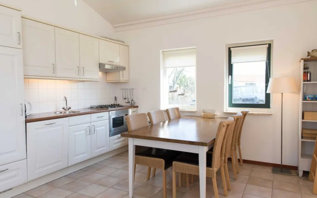 Well-kept Bungalow With Dishwasher Near the Beach