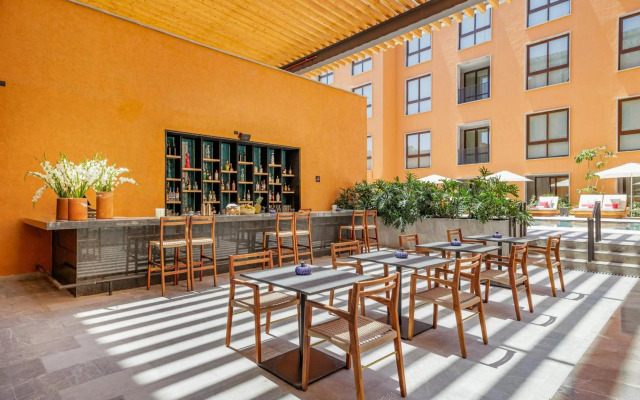 Cleviá, San Miguel de Allende, Autograph Collection