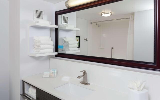 Holiday Inn Express Newark Airport Elizabeth by IHG