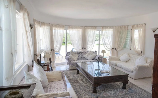 Silver Beautiful 4 Bedroom Vila Just Steps TO TH