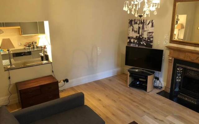 Spacious South Kensington 1 Bedroom Apartment