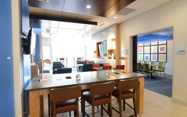 Holiday Inn Express & Suites Chicago North Shore - Niles by IHG