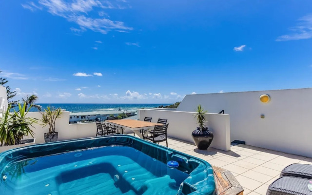 Luxe Oceanfront Haven with a Rooftop Spa