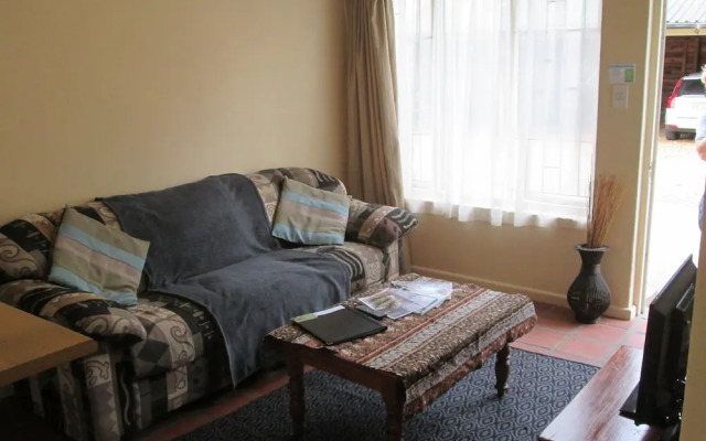 Inyathi Guest Lodge & Self Catering Chalets