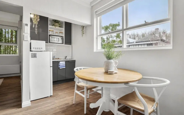 Charming 1-bed With Fireplace by the Beach