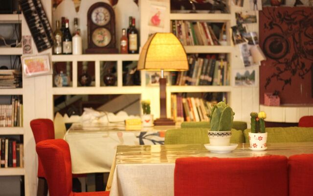 Many People Inn Shen Shan Road