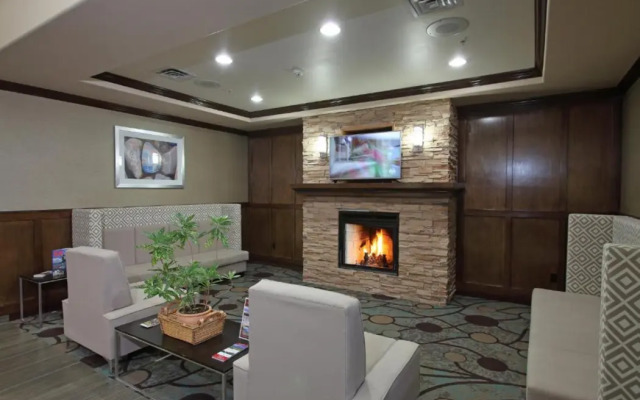 Holiday Inn Express & Suites - Vernon by IHG