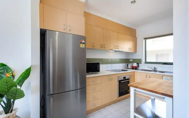 Snug 2-bed Townhouse Near Bustling Shops