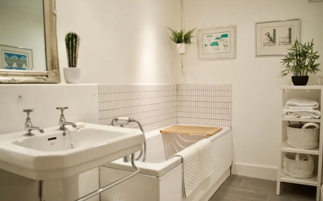 Central, Garden Flat, Sleeps 4, Perfect Location