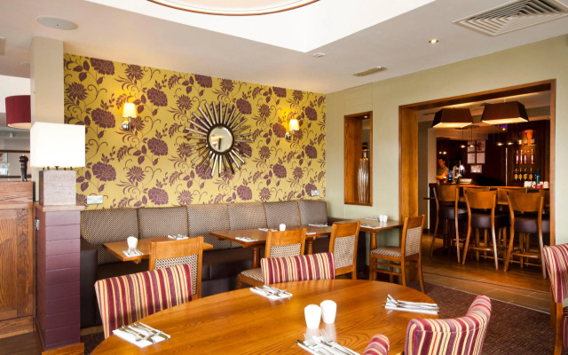 Premier Inn Edinburgh Airport - M9 Jct1