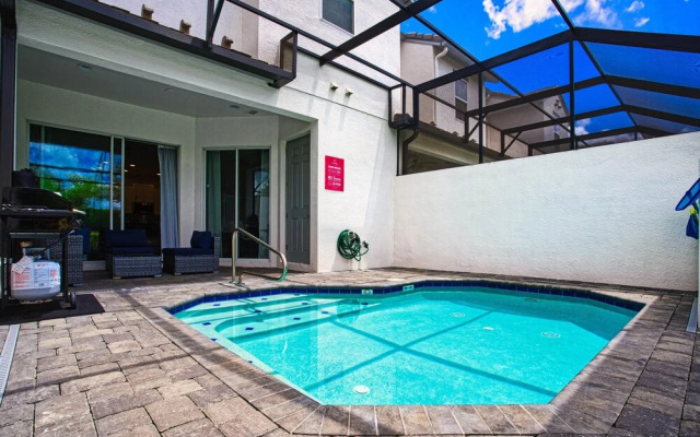 Vibrant Townhome w Private Pool, near Disney