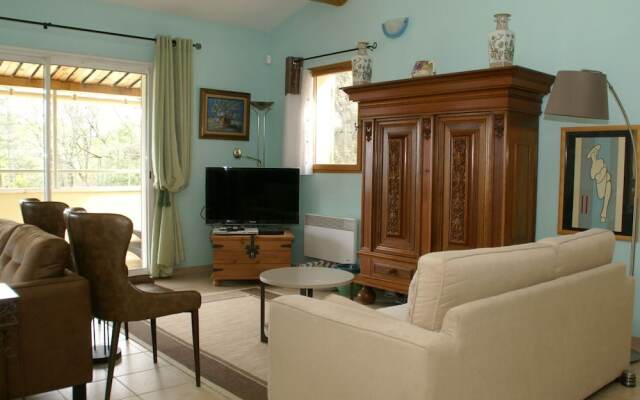 Peaceful Villa in Saint-Saturnin-lès-Apt with Swimming Pool