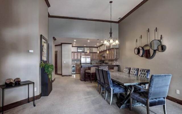 Crystal Peak Lodge 4 Bedroom Ski in, Ski out Slopeside Condo at the Base of Peak 7