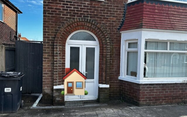 3 bed House in Blackpool With Cinema & hot tub