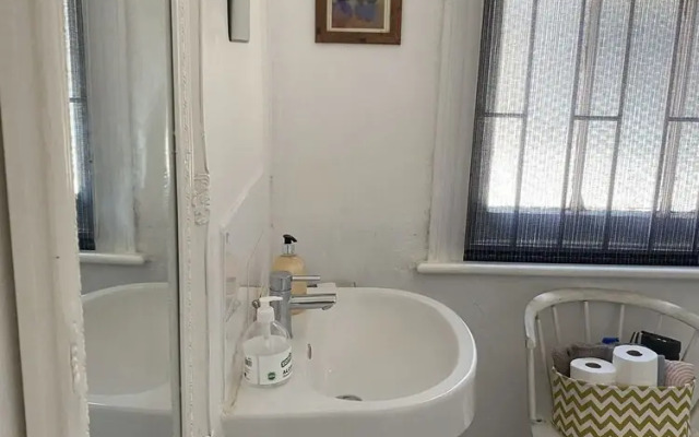 Stunning 2-bed Apartment Above Schooners Bar
