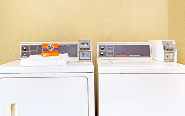 Days Inn by Wyndham Kingsland GA