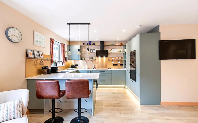 Bright 2-bed Home Near Putney Riverside