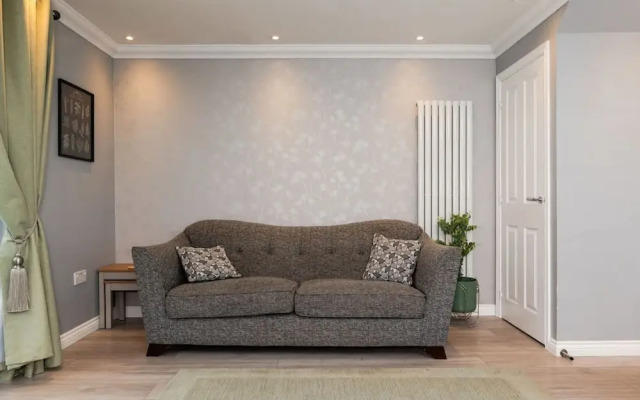3 Bedroom House-private Parking