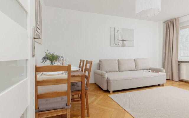 Apartment Chmielna 100 by Renters