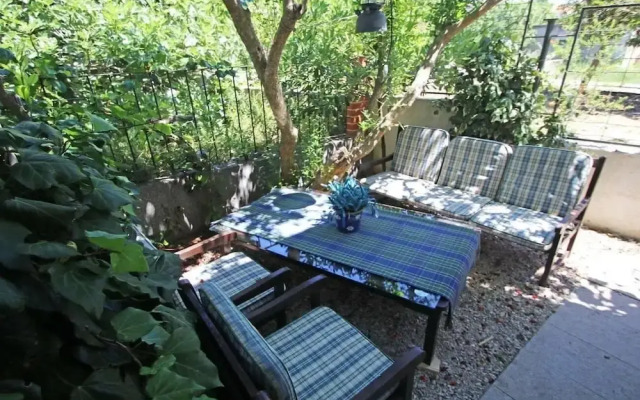 Zeljko - With Nice Garden - H