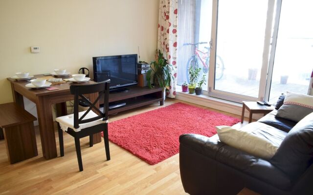 1 Bedroom Apartment in Canary Wharf With Balcony