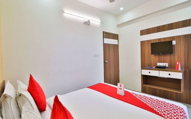 OYO 15417 Red Rose
