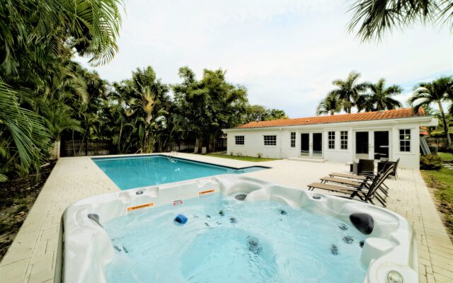 Casa Ria Luxury House w Private Pool Near Aventura Mall