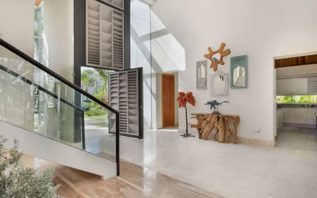 Modern Luxury 6 BR Tropical Retreat With Pool
