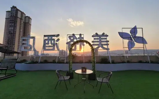 Meige Hotel (Red River Maitreya)