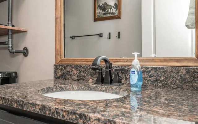 Arkstone Retreat 2 Chic 2 Bdr!