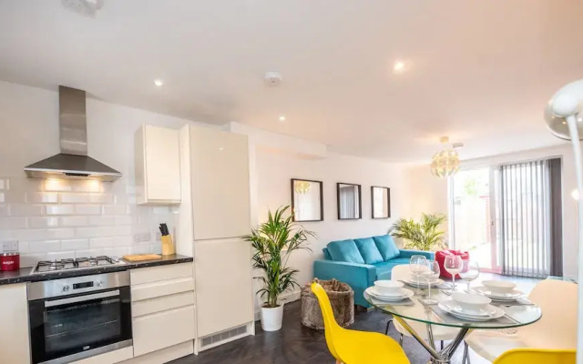 Modern House Close To Centre