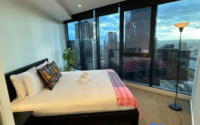 Melbourne Sky-High 2BR City Views & Free Parking