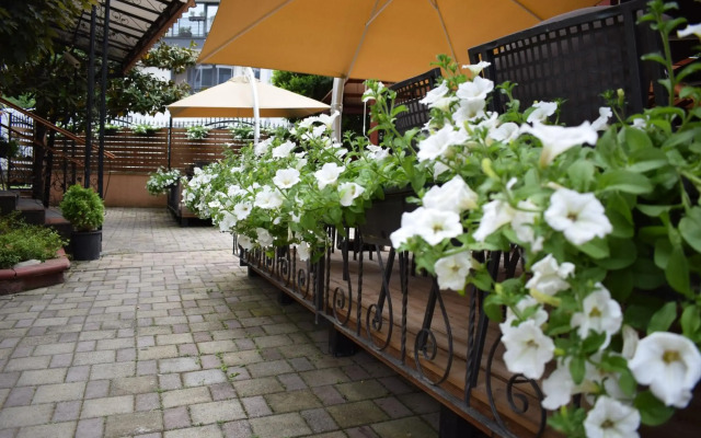 Hotel Aristocrat & Fish Restaurant