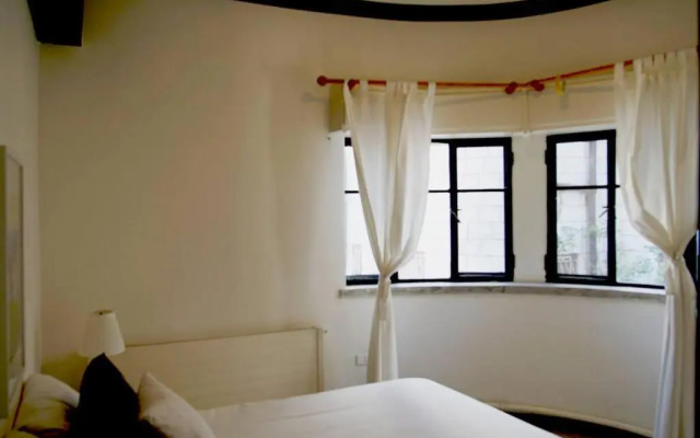 Inspiring 3Bed Unit with Sunny Balcony & Fireplace