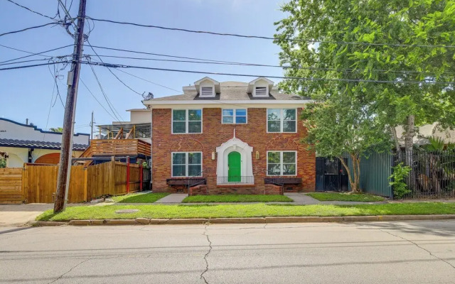 Pet-friendly Houston Apartment: 1 Mi to Downtown!