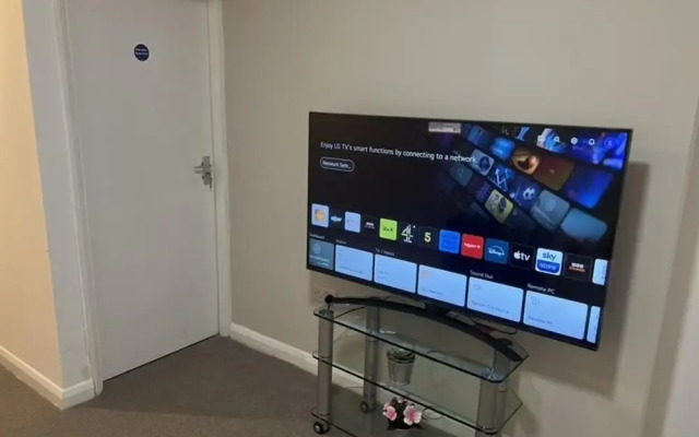 5 Bedroom Cosy Bloxwich Stay - Wifi & Free Parking