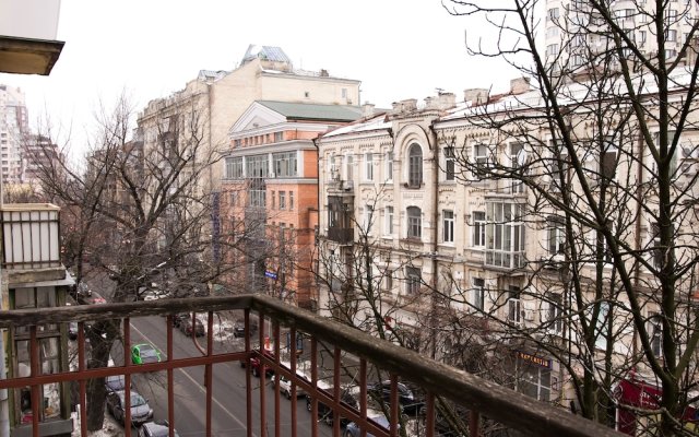 Apartment on Lvivska square