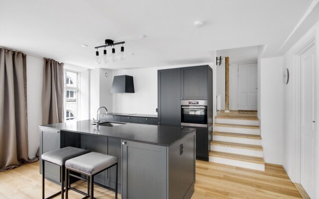 Sanders Regent - Popular 3-bdr Apt With Balcony
