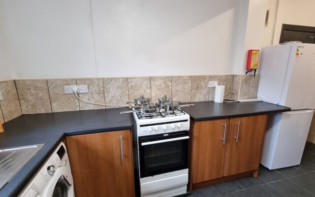 Spacious 4-bed House Great Location Coventry