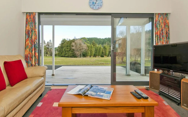 Sea Breeze - Whangamata Holiday Home