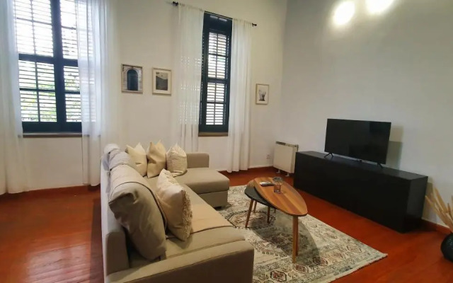 Phaedrus Living: Cozy Down Town House Aischylou