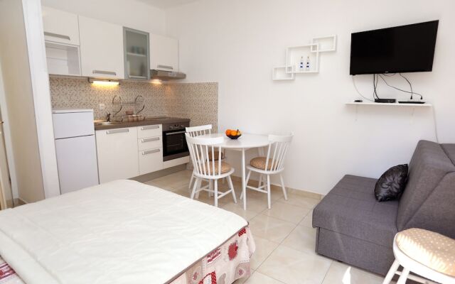 Remarkable 2-bed Apartment in Okrug Gornji
