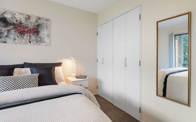 Stylish Central 2BR Apt nr Hospital