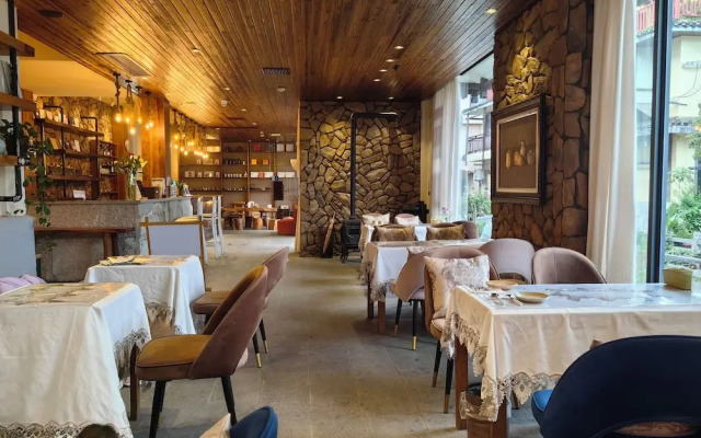 Guilin Village Creek Inn