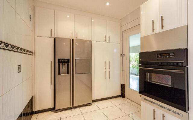 Large Villa With View! Private Pool Free Utilities!